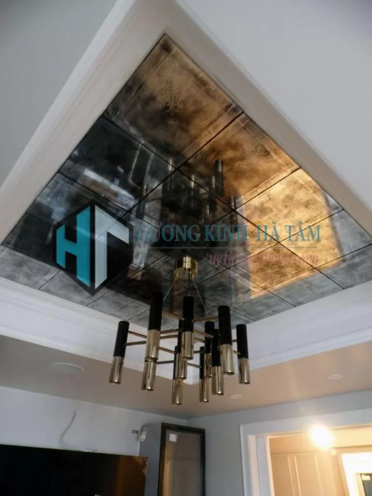 Chọn đ&uacute;ng gương ốp trần sẽ gi&uacute;p kh&ocirc;ng gian c&oacute; điểm nhấn