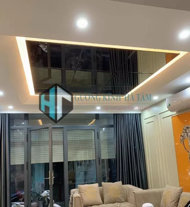 Mẫu gương dán trần thường được lựa chọn