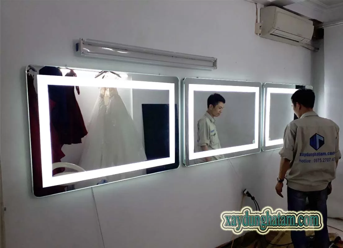 Lắp gương đèn LED cho tiệm makeup