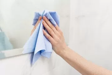 Hạn chế xịt trực tiếp nước lau lên gương