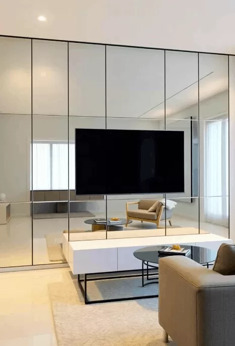 Gương dán tường tại khu vực nhiều thiết bị treo tường khác