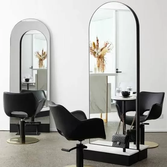 Khung gương tiệm salon tóc giúp tạo điểm nhấn