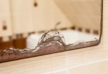 Cách xử lý gương phòng tắm bị rỉ sét