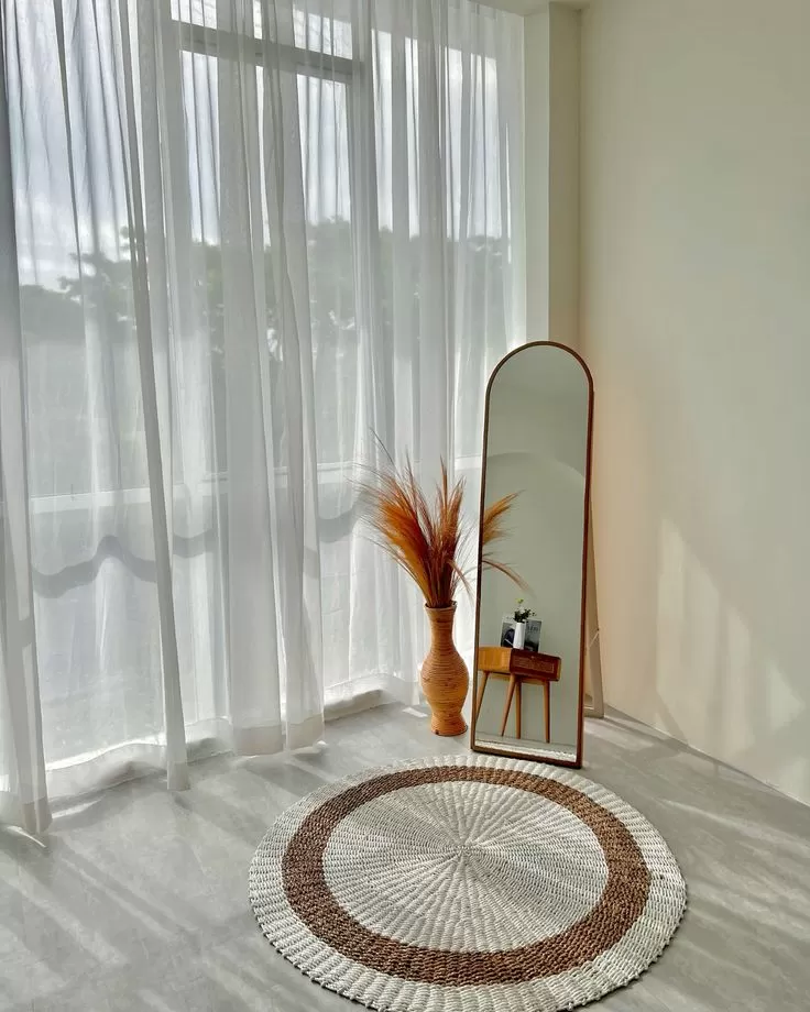 Gương soi đẹp ở căn villa có khung sang trọng