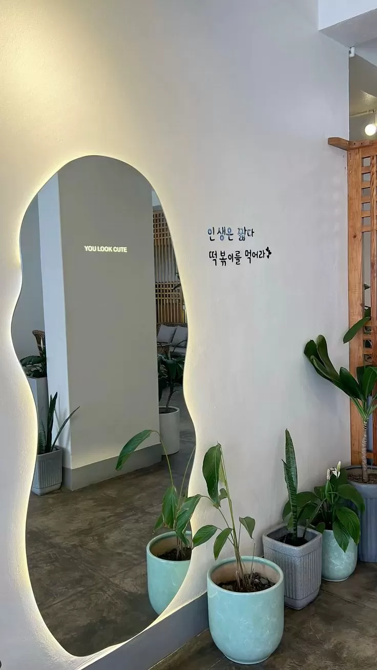 Gương soi toàn thân homestay tích hợp đèn LED cảm ứng hắt sáng lung linh