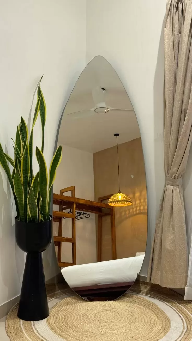 Gương soi toàn thân được đặt ở trong phòng homestay để chị em check in