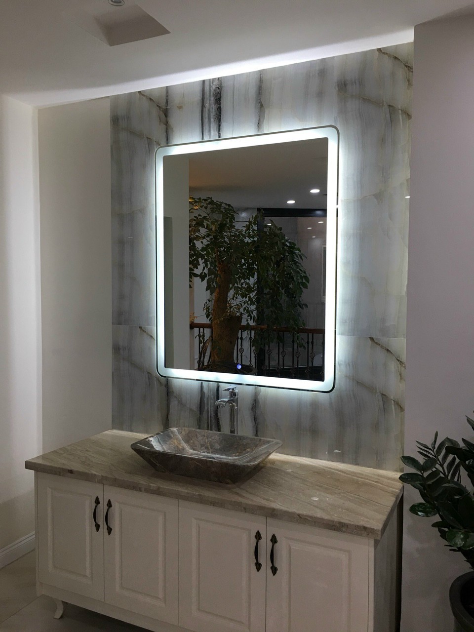 Sáng tạo không gian phòng tắm với gương LED