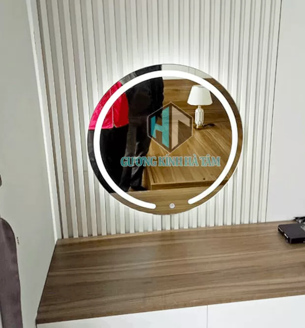 Gương bàn trang điểm có thể điều chỉnh màu sáng của đèn LED
