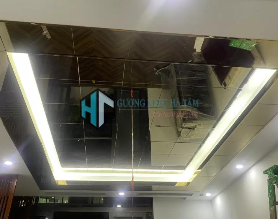 Trần gương phòng khách màu đen