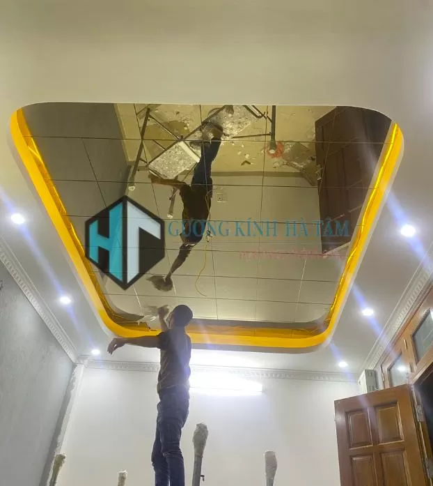 Trần gương thiết kế bo góc hiện đại
