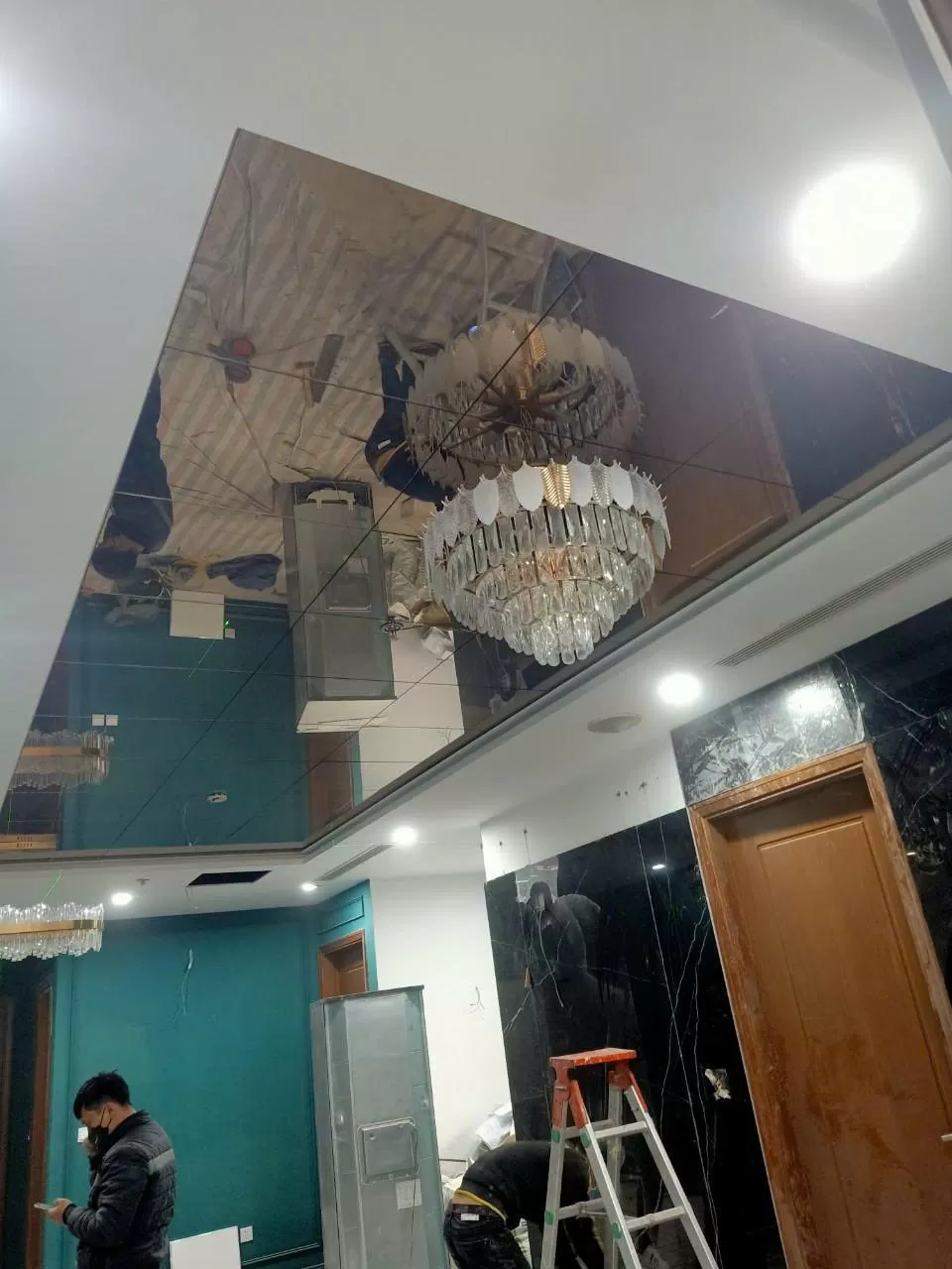 Ứng dụng trần gương Bắc Ninh tại sảnh khách sạn và spa cao cấp