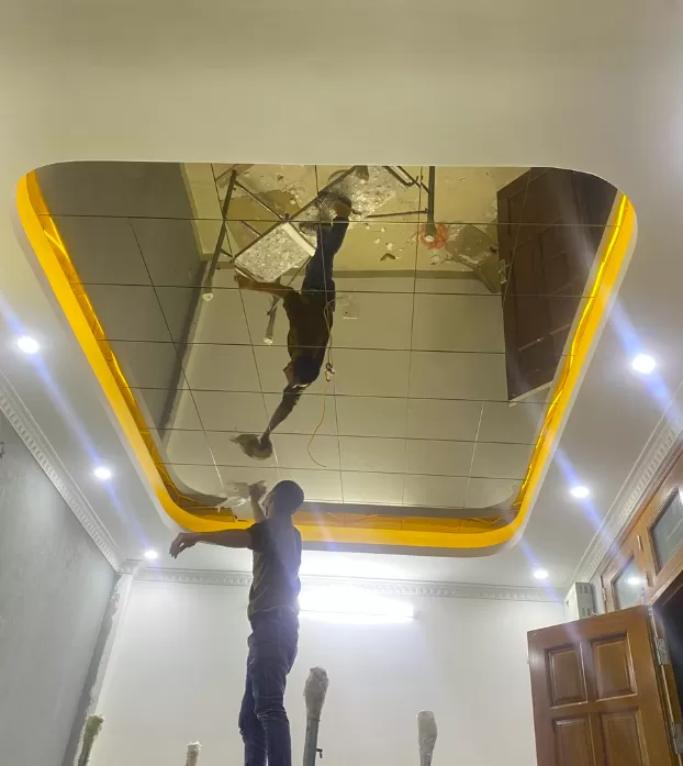 Gương dán trần màu trà ấm cúng 
