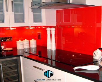 Kính ốp bếp màu cam đỏ tươi