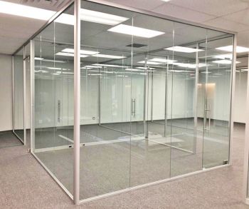 Vách ngăn kính cường lực văn phòng & showroom cửa hàng